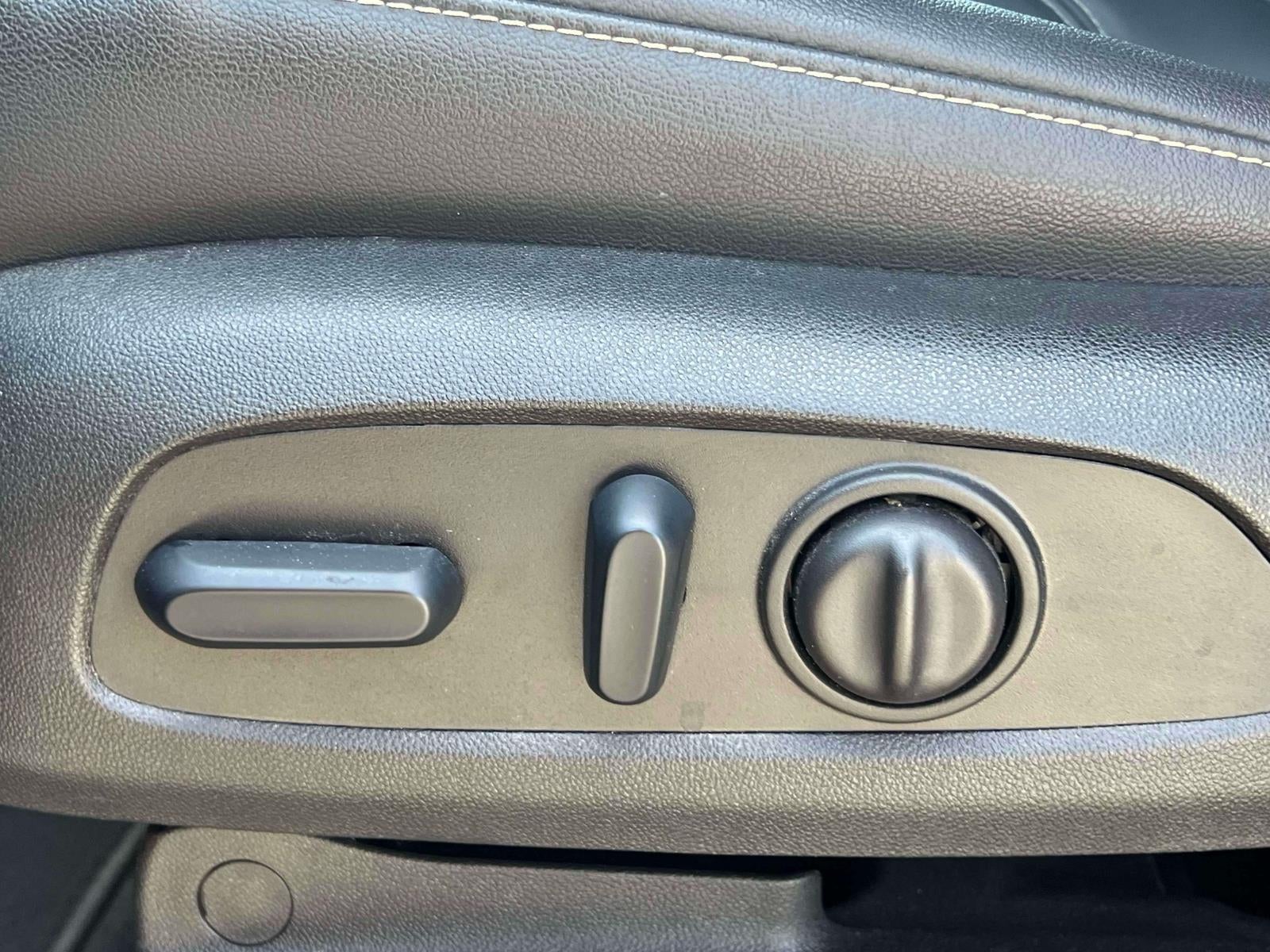 2023 Chevrolet Traverse AWD LT Leather