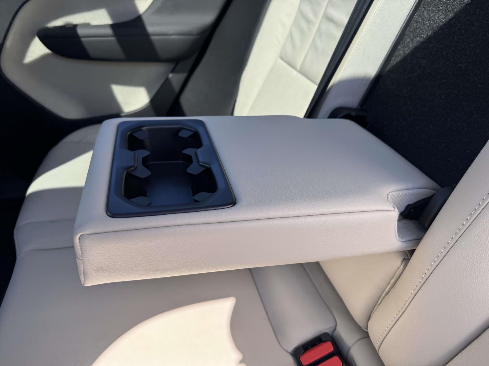 2023 Volvo XC40 B5 Ultimate Bright Theme